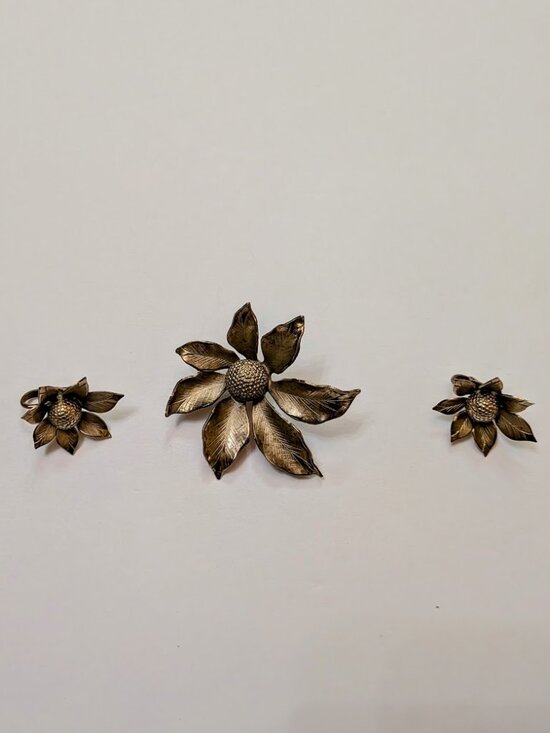 Giovanni Jewelry - Vintage Giovanni Floral Brooch Clip On Earrings Demi Parure Set
